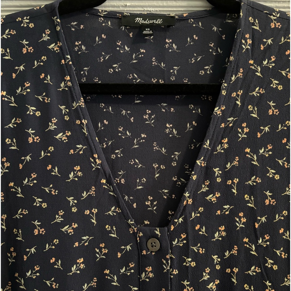 Madewell XS. Navy blue midi dress with front buttons and pockets.